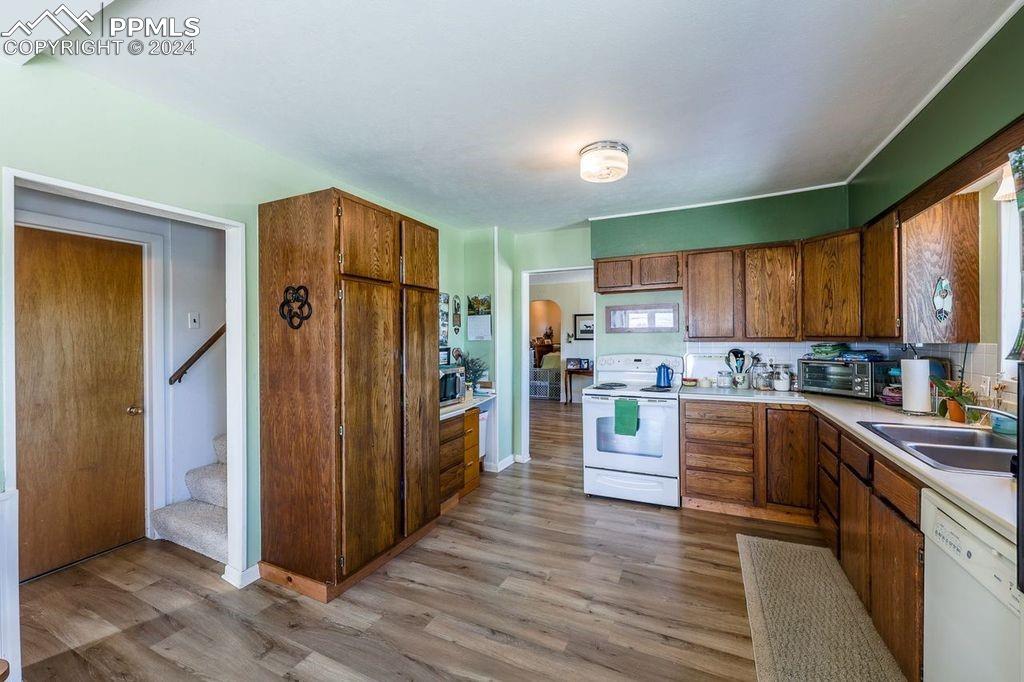 Image 19 of 50: Main House Farm Kitchen