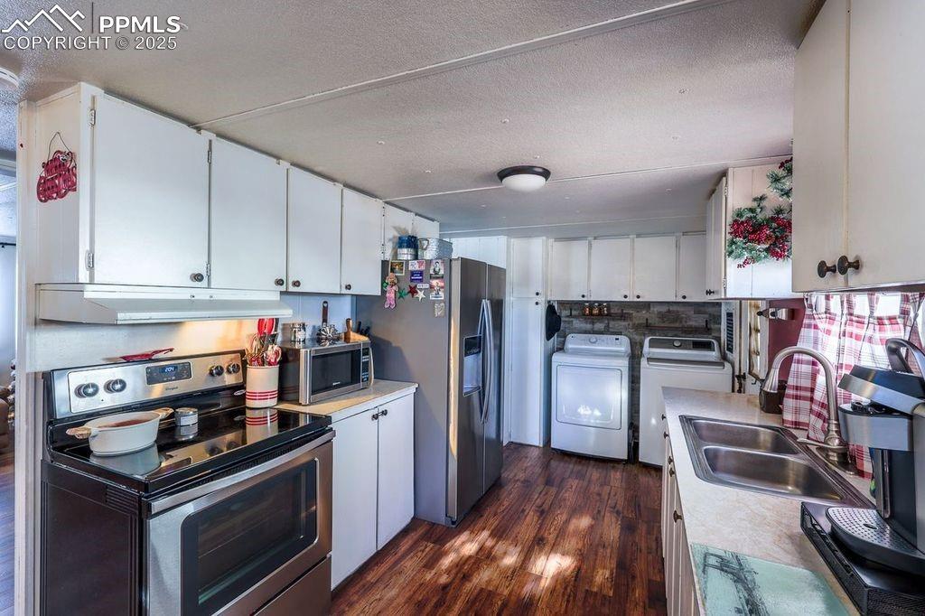 Image 32 of 50: Guest House Kitchen