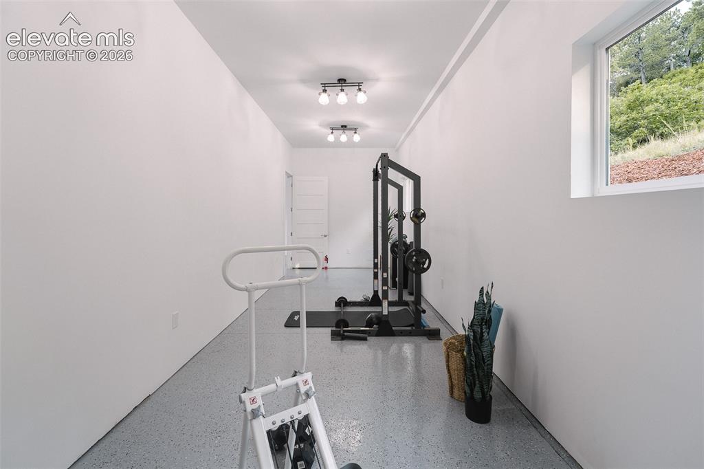 Image 41 of 49: 10x30 versatile Flex Room.