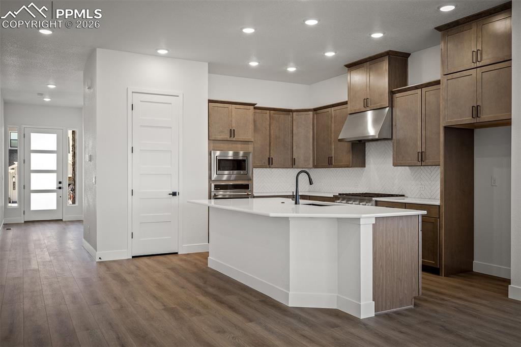 Image 10 of 40: Kitchen