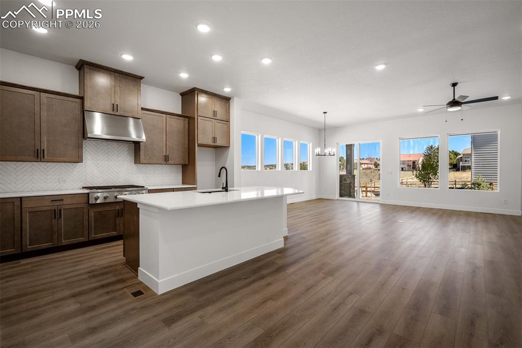 Image 12 of 40: Kitchen