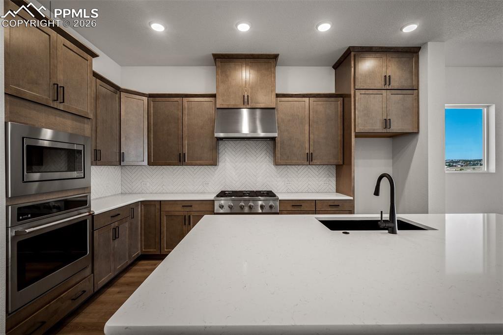 Image 13 of 40: Kitchen