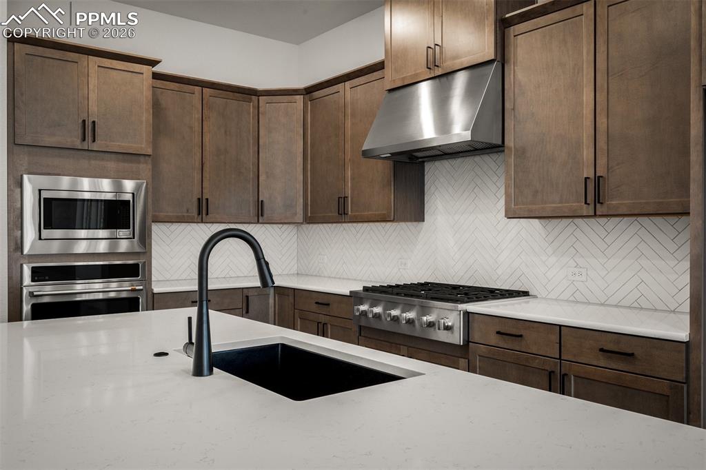 Image 14 of 40: Kitchen