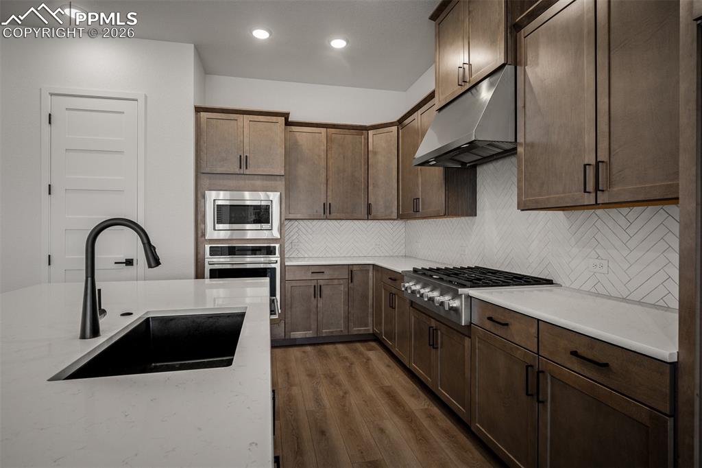 Image 15 of 40: Kitchen