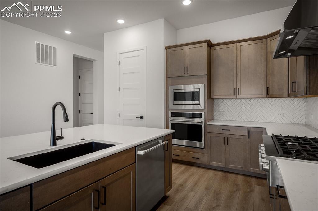 Image 16 of 40: Kitchen