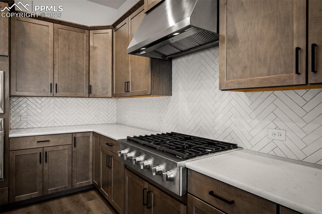 Image 17 of 40: Kitchen