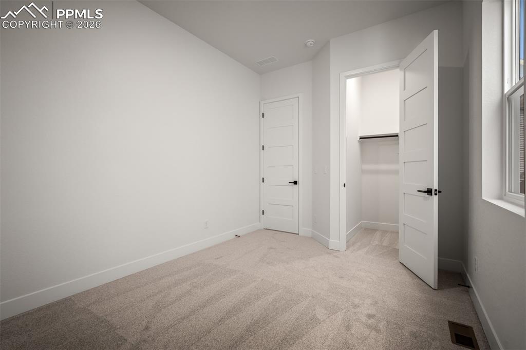 Image 25 of 40: Bedroom