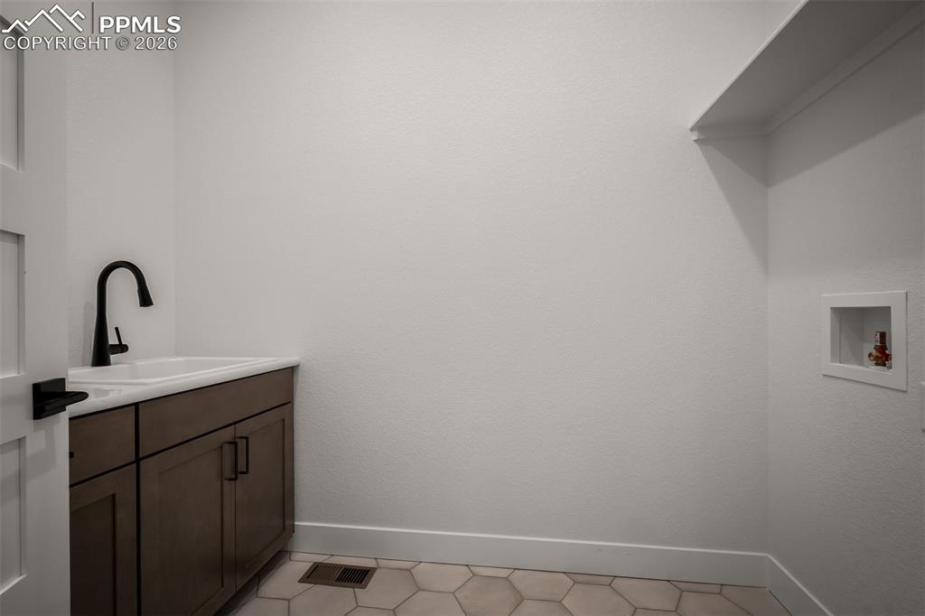 Image 28 of 40: Laundry