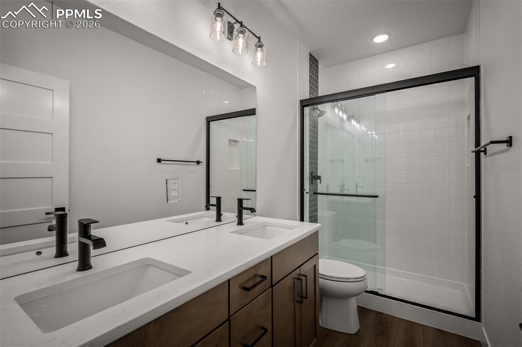 Image 34 of 40: Bathroom