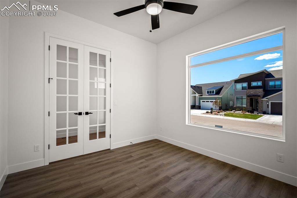 Image 4 of 40: Office