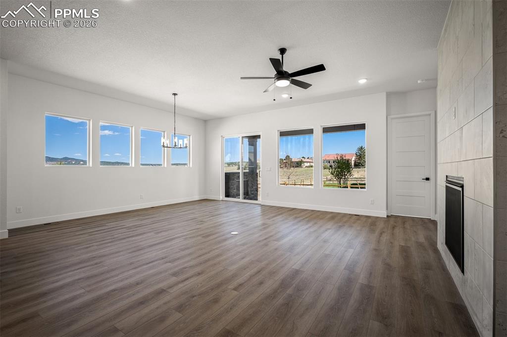 Image 7 of 40: Living Room