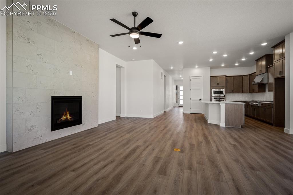 Image 8 of 40: Living Room