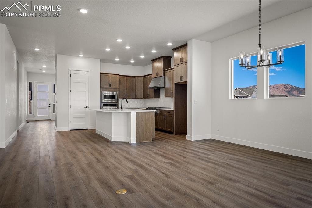 Image 9 of 40: Kitchen