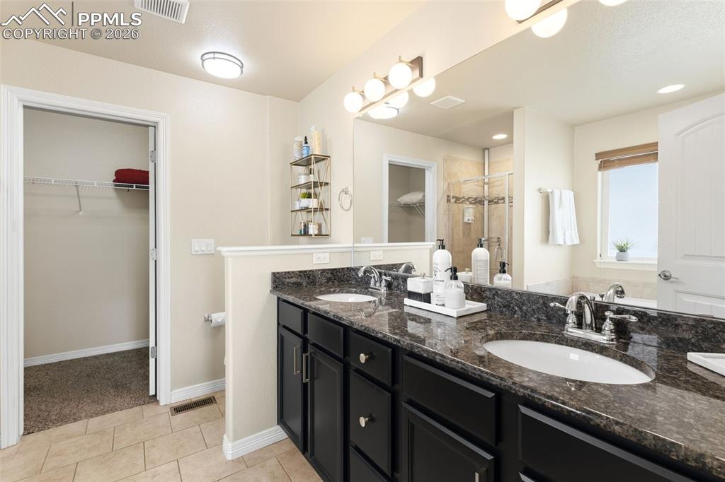 Image 18 of 35: Bathroom