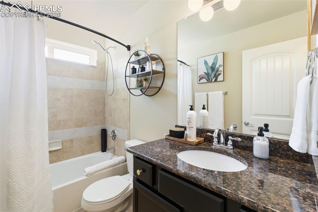 Image 21 of 35: Bathroom