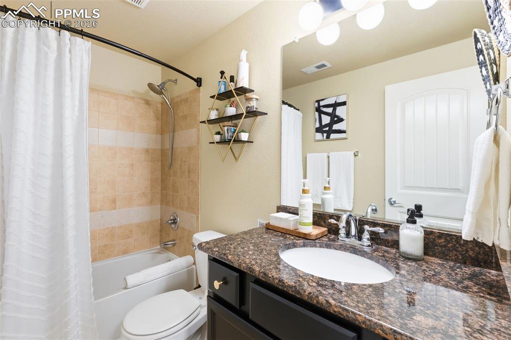 Image 30 of 35: Bathroom