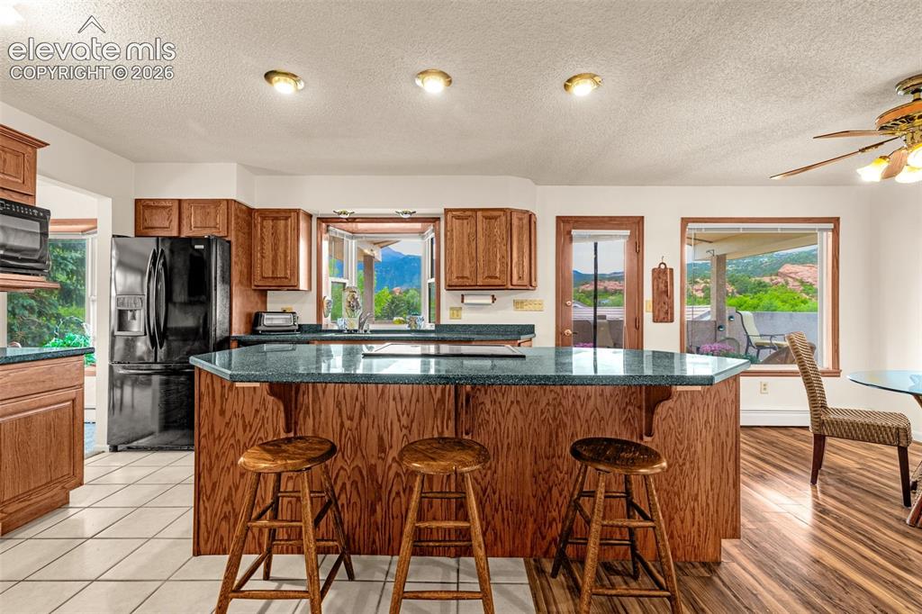 Image 14 of 34: Kitchen