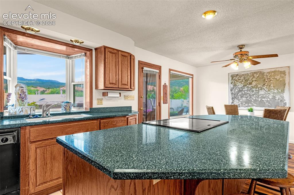 Image 15 of 34: Kitchen