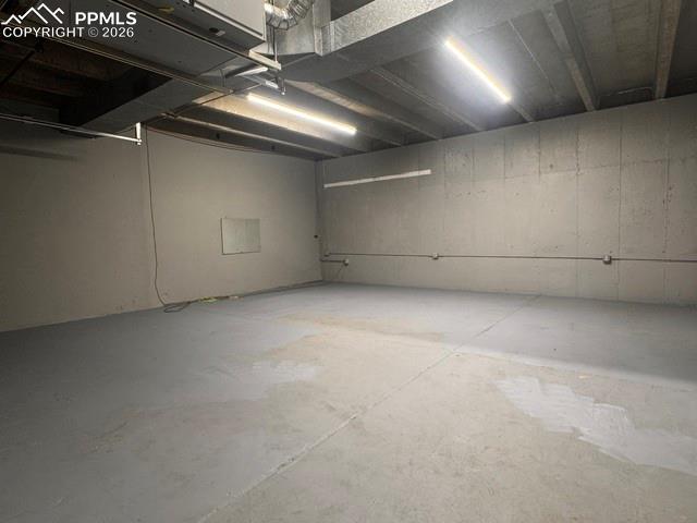 Image 11 of 19: Garage