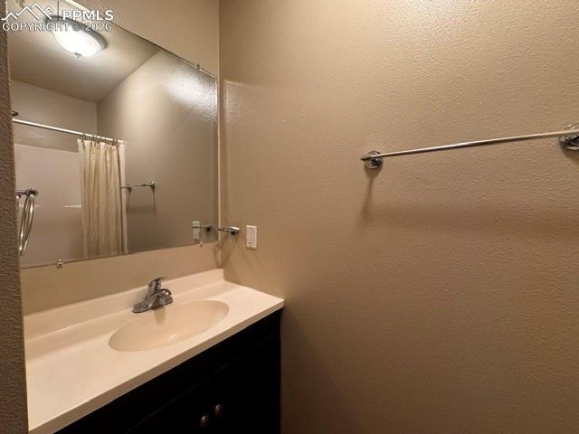 Image 16 of 19: Bathroom
