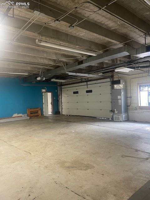 Image 3 of 5: Garage