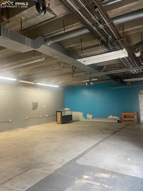 Image 4 of 5: Garage