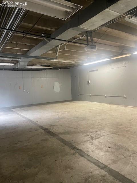 Image 6 of 19: Garage