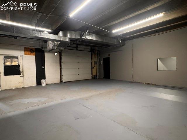 Image 7 of 19: Garage