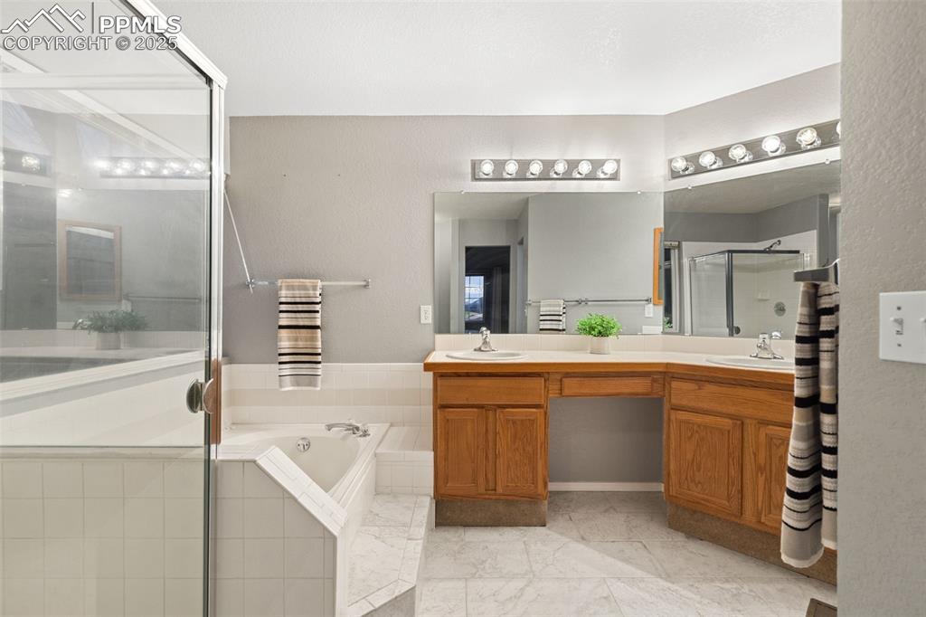 Image 20 of 37: Bathroom