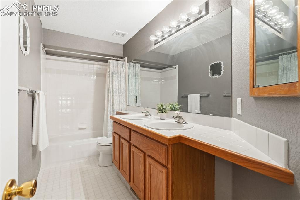 Image 24 of 37: Bathroom