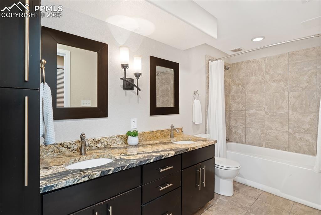 Image 31 of 37: Bathroom