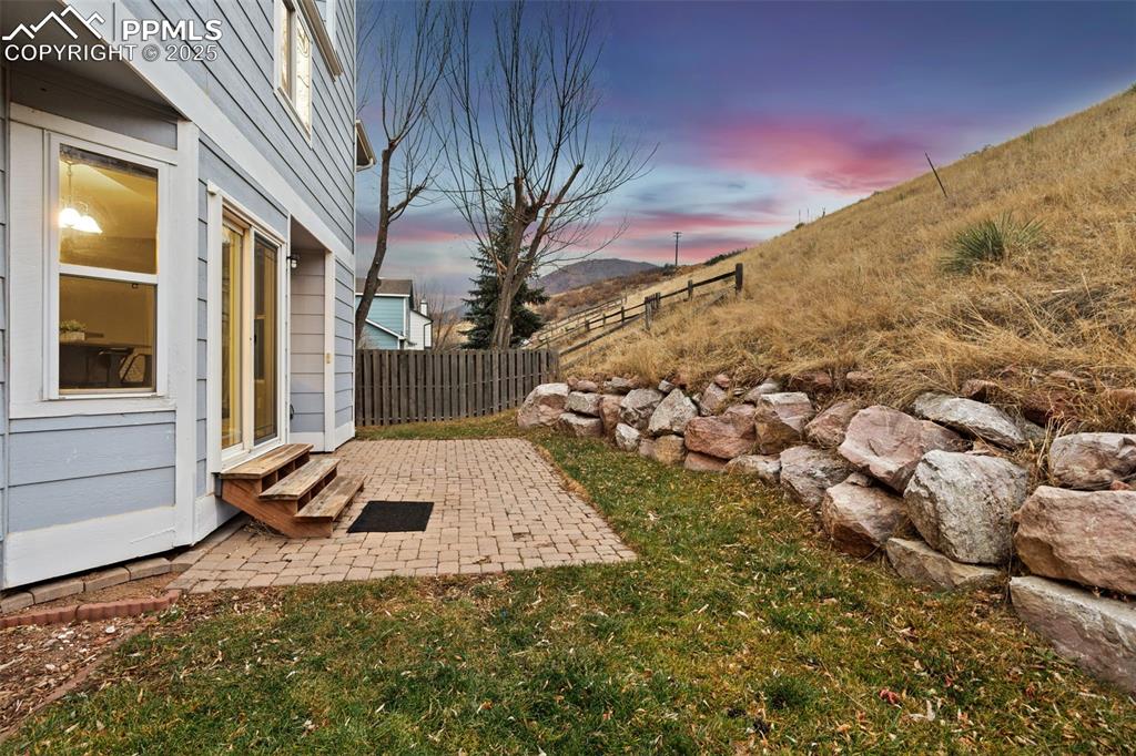 Image 34 of 37: Yard