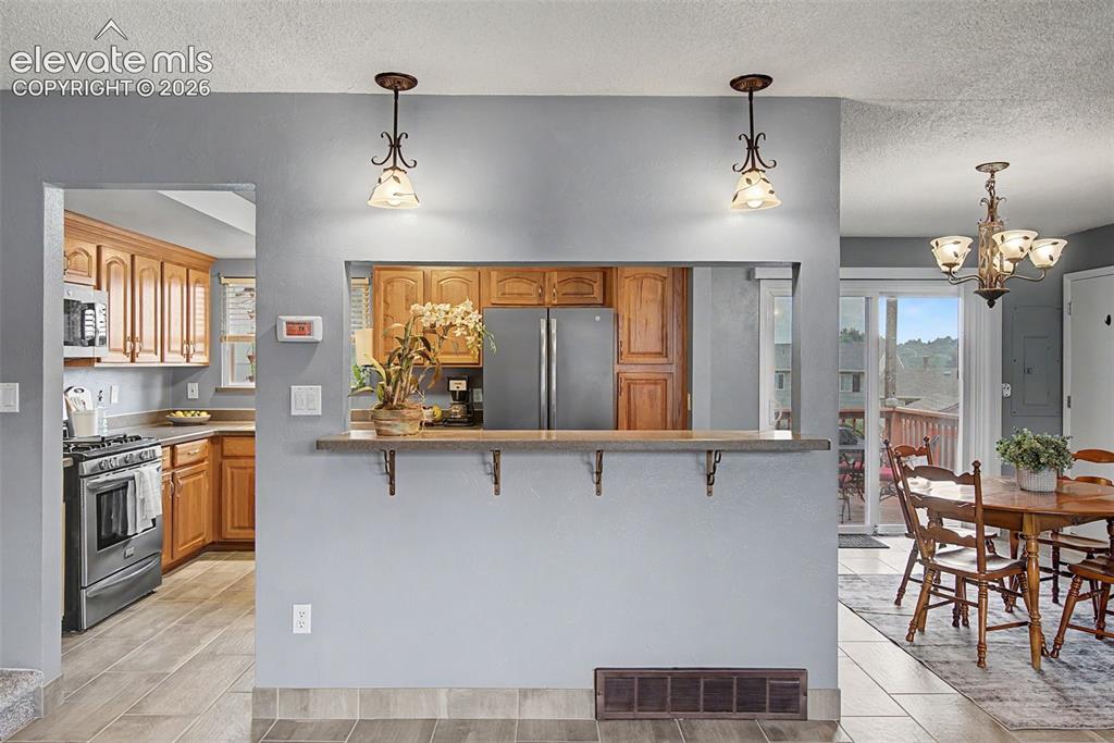 Image 16 of 47: Kitchen