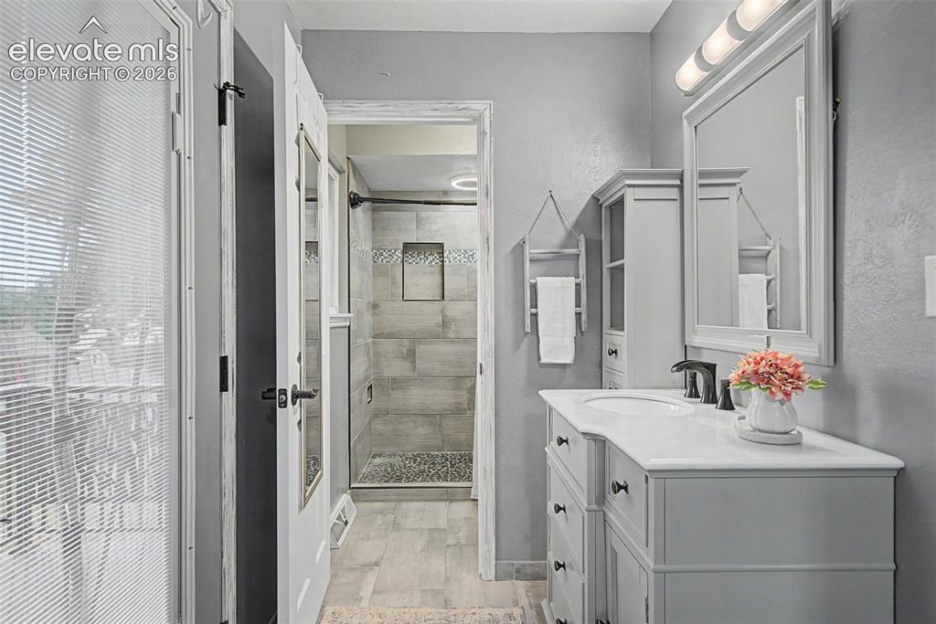 Image 20 of 47: Bathroom