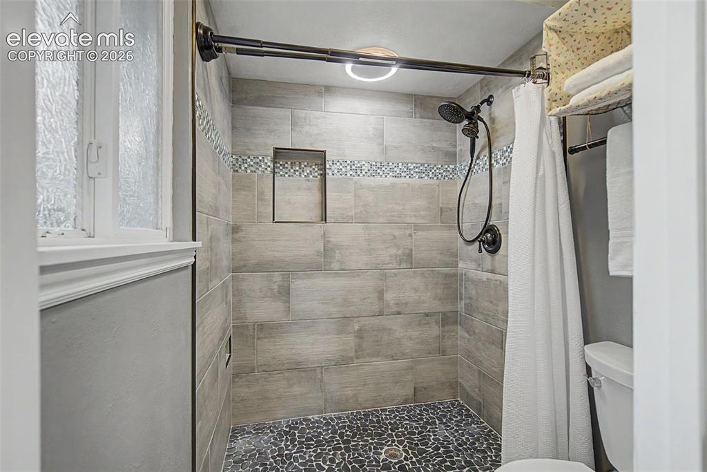 Image 22 of 47: Bathroom
