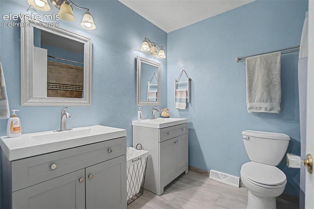 Image 26 of 49: Full Secondary Bathroom