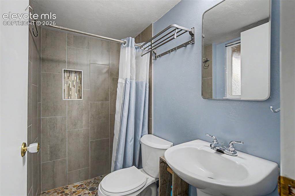 Image 31 of 47: Bathroom