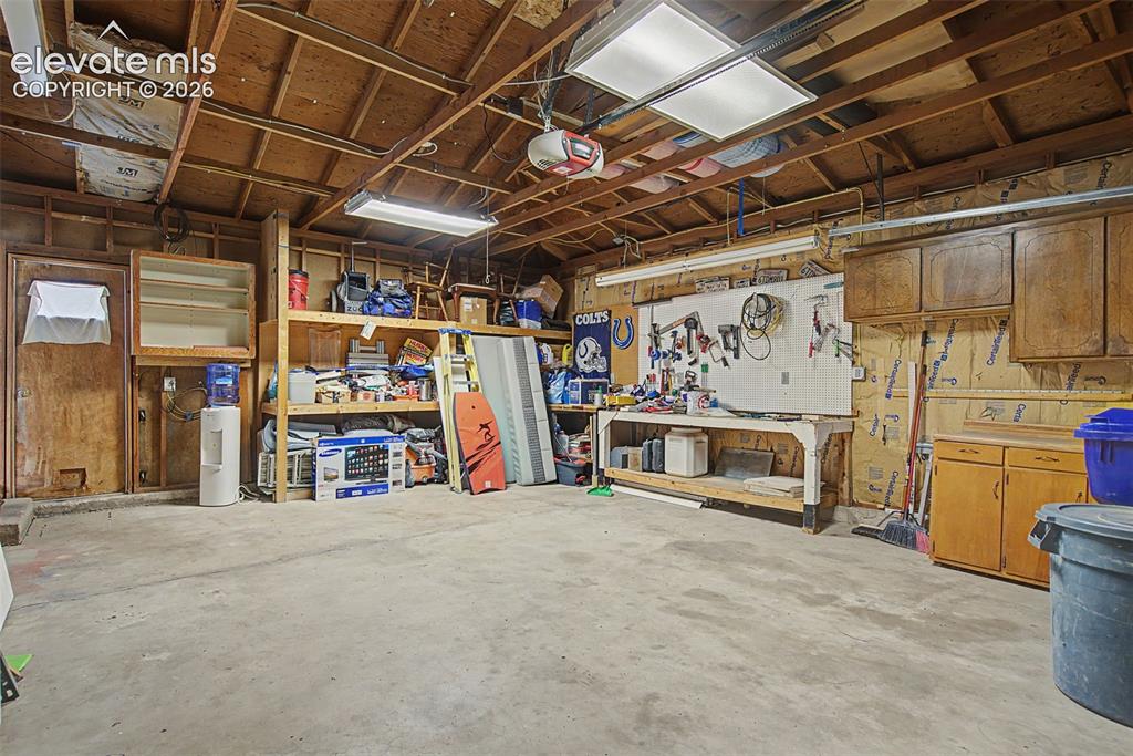 Image 33 of 47: Garage