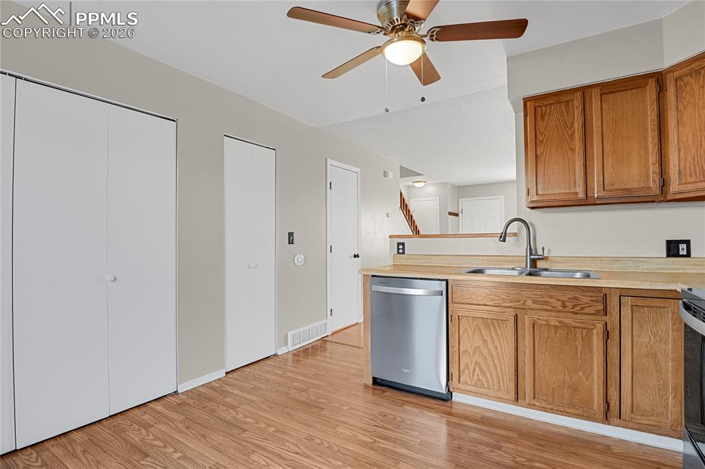 Image 10 of 28: Kitchen