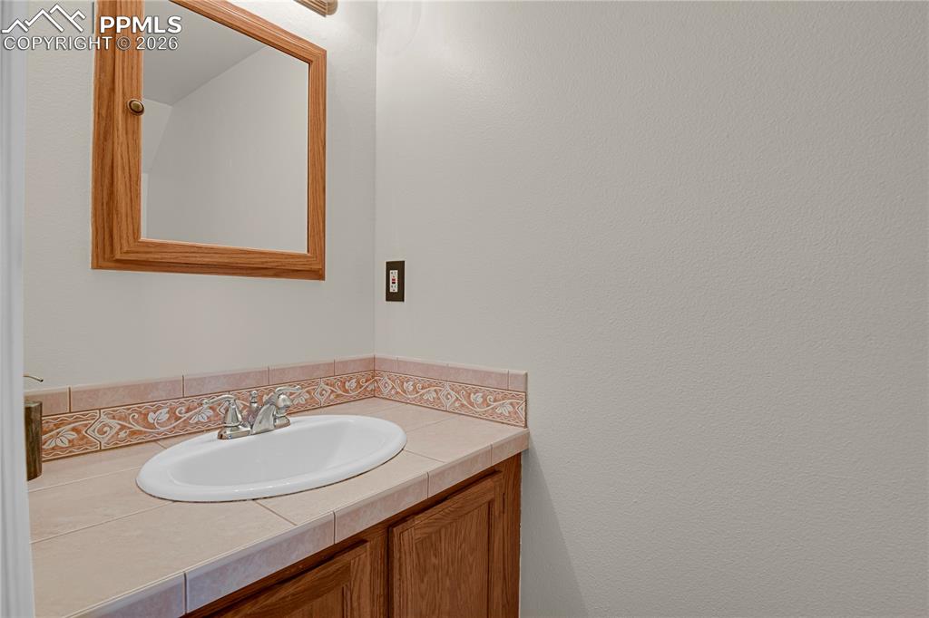 Image 13 of 28: Bathroom