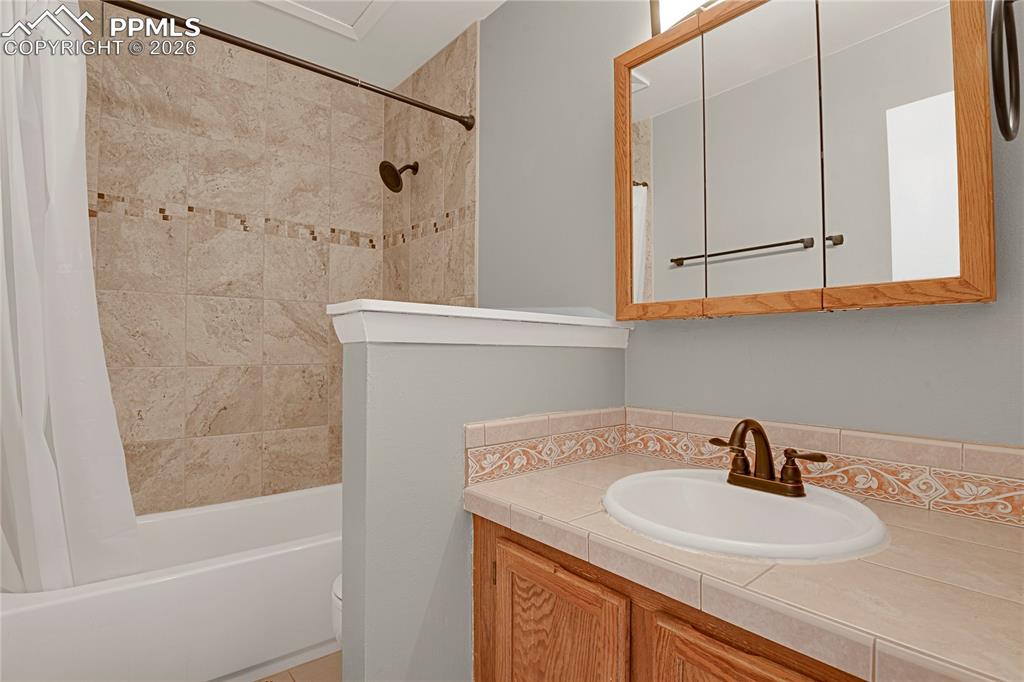 Image 18 of 28: Bathroom