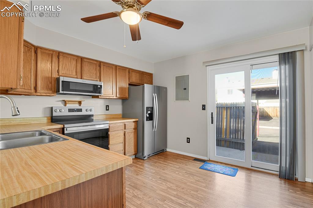 Image 8 of 28: Kitchen