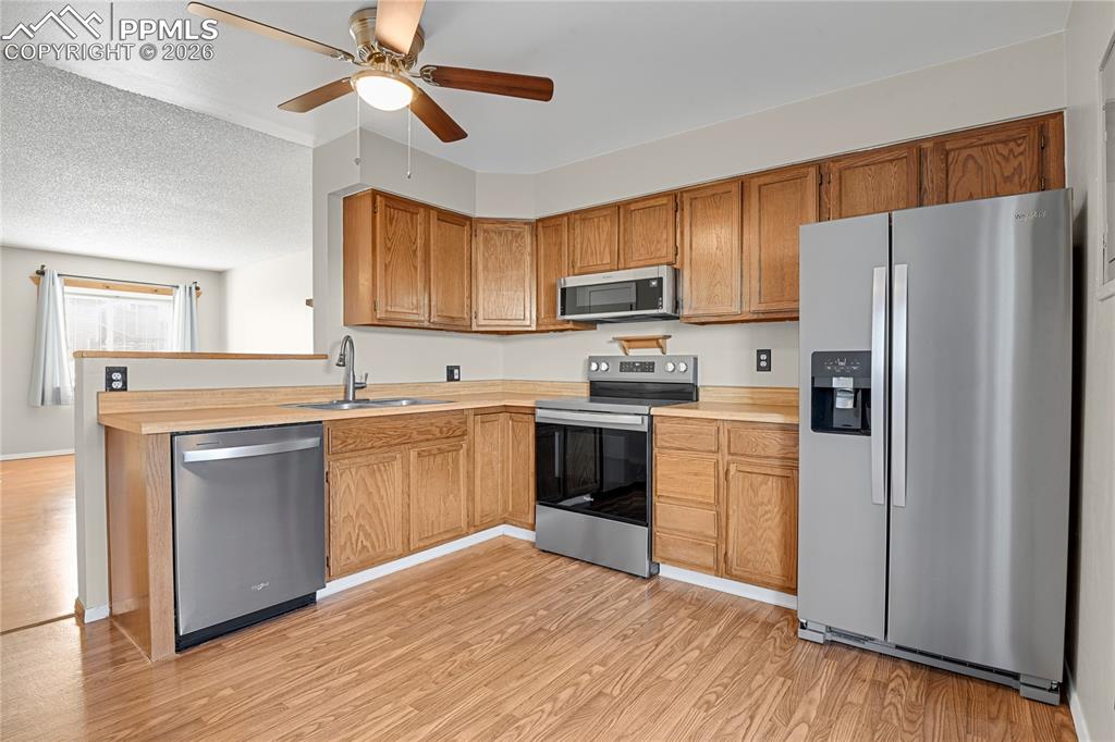 Image 9 of 28: Kitchen