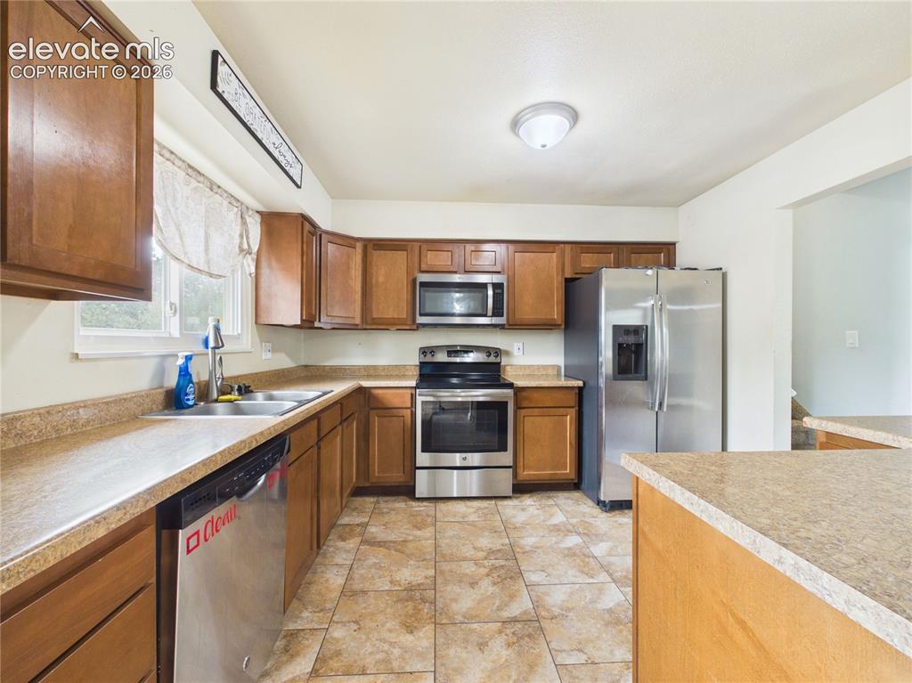 Image 9 of 31: Kitchen