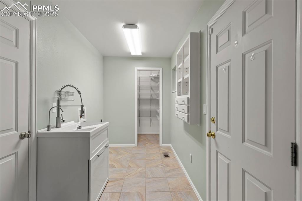 Image 7 of 27: Laundry Room
