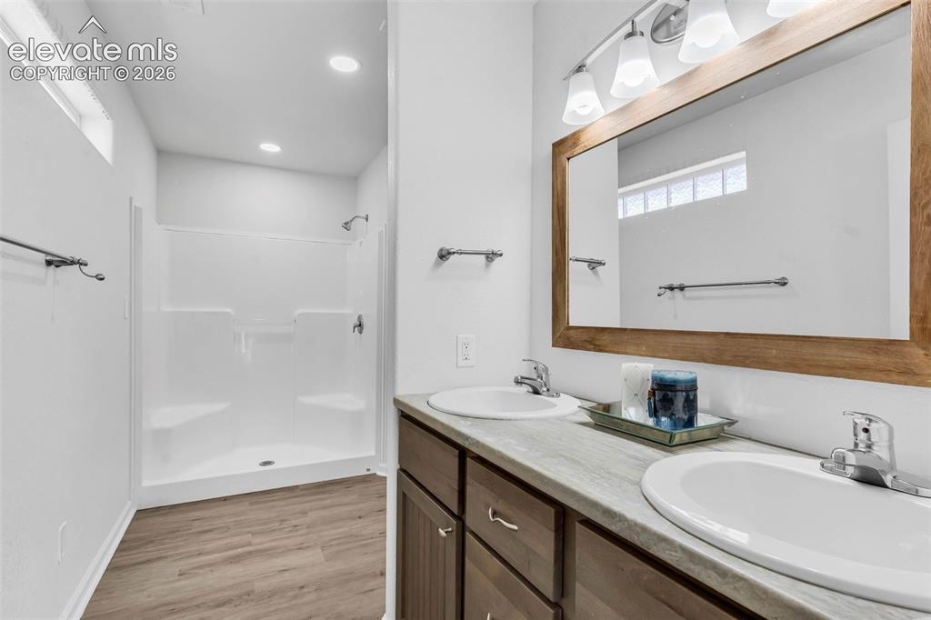 Image 16 of 50: Bathroom