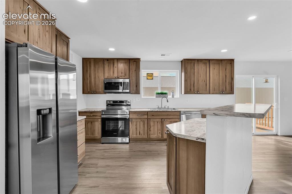 Image 5 of 50: Kitchen