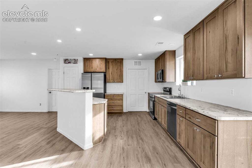 Image 6 of 50: Kitchen