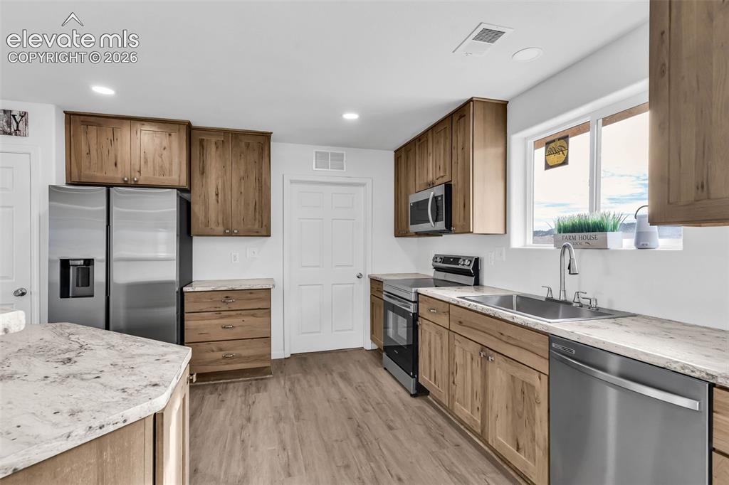 Image 7 of 50: Kitchen