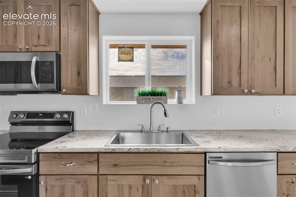 Image 8 of 50: Kitchen